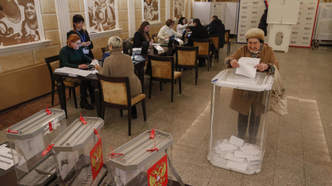 Una señora deposita su voto en un colegio electoral en Moscú en las elecciones presidencias rusas este 15 de marzo de 2024.