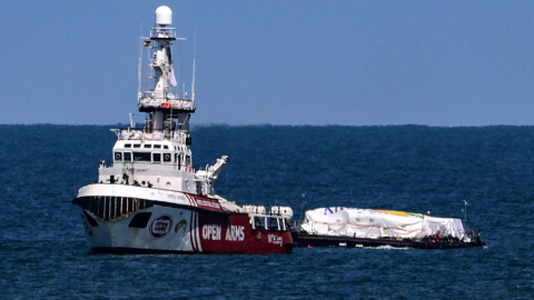 El barco de la ONG Open Arms desplazándose por el mar desde Chipre a Gaza con la plataforma de World Central Kitchen cargada de alimentos este 15 de marzo de 2024.