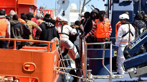 Llegada al puerto de Almería la embarcación Guardamar Polimnia de Salvamento Marítimo el viernes 4 de mayo con 73 inmigrantes a bordo.(CARLOS BARBA | EFE)