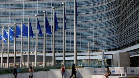 Banderas europeas en el exterior del Edificio Berlaymont, de Bruselas, la sede de la Comisión Europea. REUTERS/Francois Lenoir