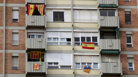 Banderas españolas, senyeras y esteladas en un edificio de viviendas en Barcelona. REUTERS/Albert Gea