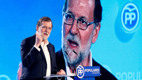 El presidente del gobierno, Mariano Rajoy, interviene durante un acto multitudinario organizado por el PP en Alicante, cuya alcaldía acaba de recuperar el partido. EFE/ Manuel Lorenzo