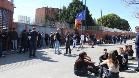 Funcionaris concentrats davant el centre penitenciari de Ponent