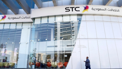 Un hombre pasa por la sede de Saudi Telecom (STC) en Riad, Arabia Saudita. REUTERS/Faisal Al Nasser