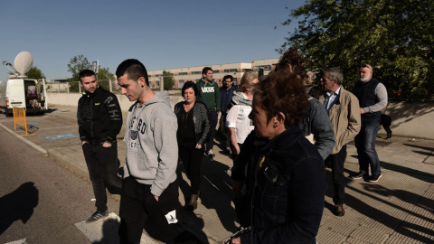 Las madres de dos de los ocho acusados por la presunta agresión cometida a dos guardias civiles en Alsasua (Navarra), Edurne Goikoetxea (2i), e Isabel Pozueta (d), y demás familiares, a las puertas de la Audiencia Nacional,  en la última jornada del ju