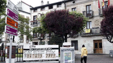 Un panel colocado junto al Ayuntamiento de Alsasua recuerda los días que llevan en la cárcel algunos de los jóvenes que han sido juzgados en la Audiencia Nacional acusados de agredir a dos guardias civiles en Alsasua (Navarra). EFE/Jesus Diges