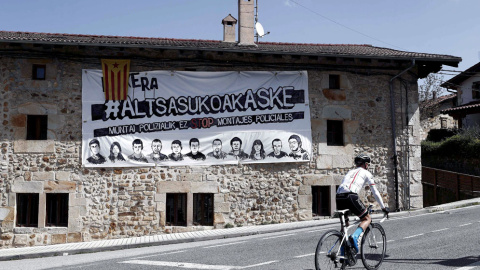 Pancarta en la localidad de Iturmendi en apoyo a los ocho jóvenes que han sido juzgados en la Audiencia Nacional acusados de agredir a dos guardias civiles en Alsasua (Navarra).EFE/Jesus Diges