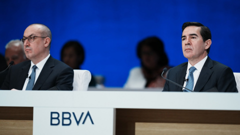 El presidente del BBVA, Carlos Torres (d), y el consejero delegado, Onur Genç (i), en la junta general ordinaria del banco, en Bilbao. E.P./H.Bilbao