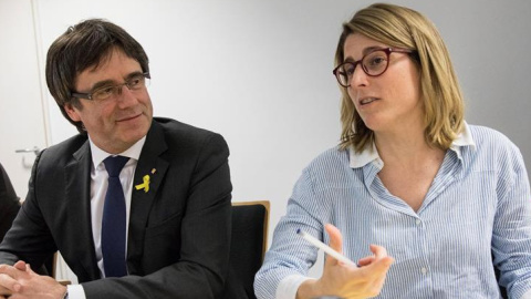 El president destituït, Carles Puigdemont, i la portaveu de JxCat, Elsa Artadi, en la reunió del grup parlamentari de la formació aquest dissabte a Berlín. EFE / Omer Messinger.