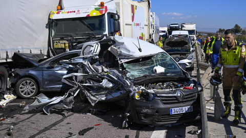 Vista general de algunos de los vehículos implicados en la colisión múltiple en la autopista AP-7, a la altura de Nules este 15 de marzo de 2024.