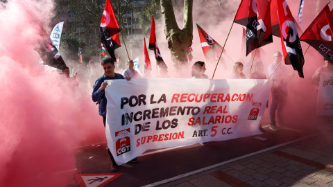 Los sindicatos exigen aumentos salariales durante una protesta antes de la Junta General Anual de Accionistas del banco español BBVA en el Palacio Euskalduna, en Bilbao.