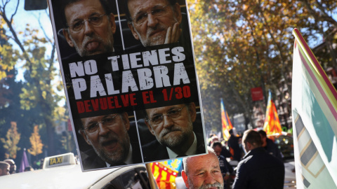 Un manifestante sostiene un cartel crítico con el Gobierno en la última manifestación de taxistas, el pasado 29 de octubre. REUTERS/Juan Medina