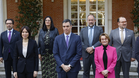 Pedro Sánchez, Diana Morant y autoridades de la CRUE posan para la foto de familia antes de la reunión mantenida este viernes en Moncloa.