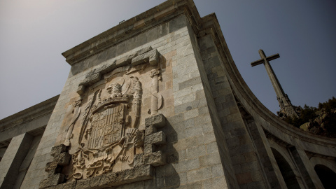 Un gran escudo de armas franquista en el Valle de los Caídos. REUTERS / Juan Medina