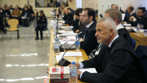 El expresidente de Ausbanc, Luis Pineda (1d), en el banquillo de la Audiencia Nacional durante el juicio en su contra el 29 de enero de 2020.