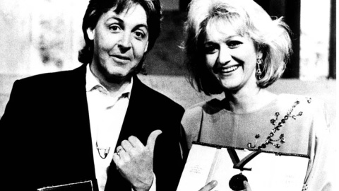 Paul McCartney y la azafata Vesna Vulović, con su Récord Guinness.