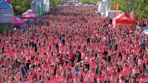 Las participantes de la XV edición de la Carrera de la Mujer levantan sus manos antes de iniciar su salida para recorrer las calles del centro de la capital. E.P.