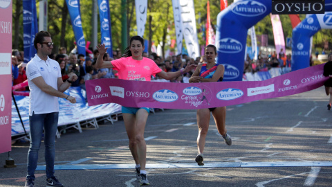 La corredora Elena García Grimau, a su entrada en meta, para ganar por tercera ver la Carrera de la Mujer, en Madrid. EFE/Angel Yuste