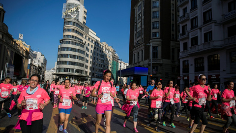 las participantes en la XV edición de la Carrera de la Mujer a su paso por la céntrica Gran Vía madrileña. EFE/Santi Donaire