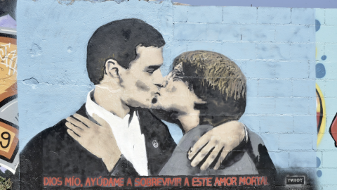 Mural al parc de les Glòries de l'artista TVBoy que recrea un petó entre Sánchez i Puigdemont.