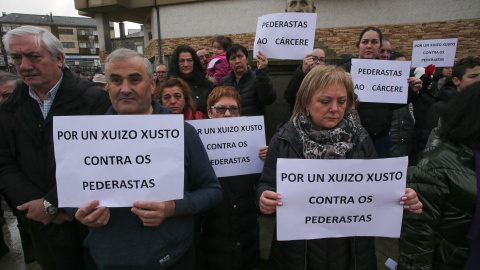 Un grupo de personas con pancartas en una concentración de repulsa por el caso de la niña violada en Baleira, a 21 de enero de 2023.