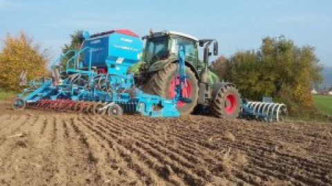 Empresas, fondos y terratenientes acaparan más de un millón de fincas agrarias en una década y exprimen al pequeño agricultor