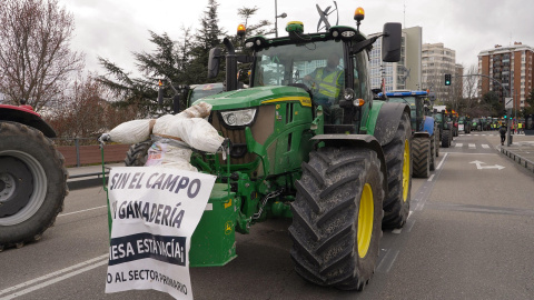 Una columna de tractores se manifiesta en Valladolid para protestar por el campo, a 15 de marzo de 2024.