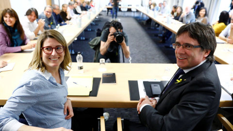 La portavoz de JxCat, Elsa Artadi, y el expresident catalán , Carles Puigdemont, en la reunión con los diputados de su grupo parlamentario en Berlín. REUTERS/Axel Schmidt