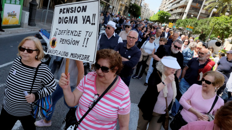 Varias mujeres en una manifestación de pensionistas, en Valencia. REUTERS/Heino Kalis