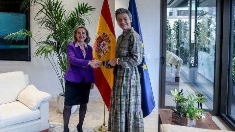 Nadia Calviño saluda a la vicepresidenta y comisaria de Competencia de la Comisión Europea, Margrethe Vestager, a 18 de noviembre de 2022, en Madrid.