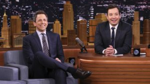 Jimmy Fallon y Seth Meyers apoyan (con dólares) a sus guionistas en huelga