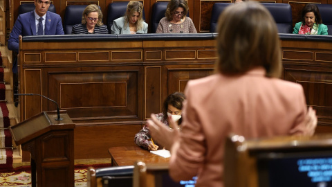 De izq. a der.,  el presidente del Gobierno, Pedro Sánchez; la vicepresidenta primera y ministra de Asuntos Económicos, Nadia Calviño; la vicepresidenta segunda y ministra de Trabajo, Yolanda Díaz; la vicepresidenta tercera y ministra de la Transició