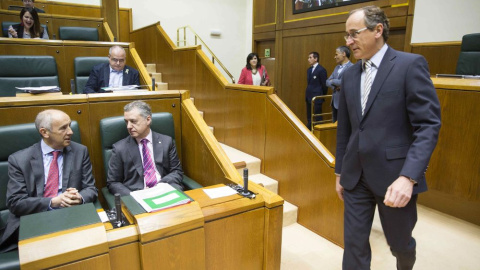 El presidente del PP vasco, Alfonso Alonso, pasa ante el lehendakari Iñigo Urkullu a su llegada al salón de plenos del Parlamento Vasco. EFE/David Aguilar