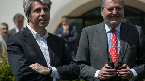 El presidente de la Comunidad de Madrid en funciones, Ángel Garrido, junto al portavoz del Gobierno y ministro de Educación, este domingo, en el hipódromo de la Zarzuela. EFE/ Santi Donaire