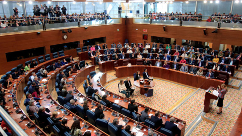 Vista del pleno de la Asamblea de Madrid, durante el debate sobre el máster de la entonces presidenta Cristina Cifuentes. EFE/Zipi