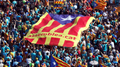 Miles de personas se manifiestan por la independencia de Catalunya en la plaza de Espanya de Barcelona. / EFE