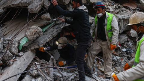 Rescatistas trabajan en el lugar donde se derrumbaron edificios tras un fuerte terremoto, en Hatay, Turquía, a 14 de febrero de 2023.