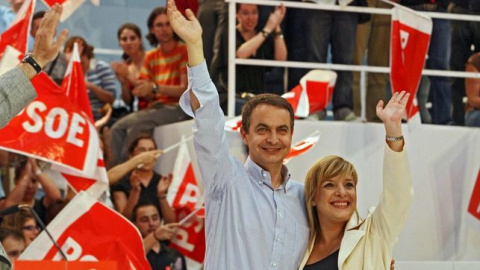 Etelvina Andreu con Rodríguez Zapatero durante un mitin en 2007. EFE