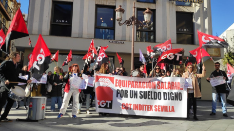 26/11/23 Concentración de trabajadoras de Inditex frente a un comercio de Zara en Sevilla el pasado lunes.