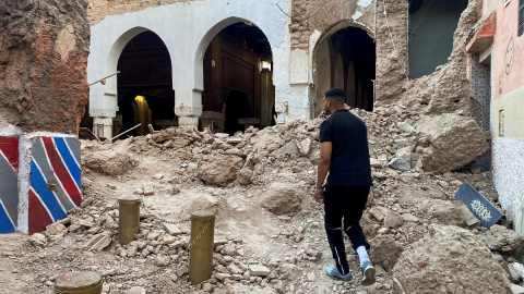 Un hombre observa los daños en la histórica ciudad de Marrakech, tras un poderoso terremoto en Marruecos , el 9 de septiembre de 2023.