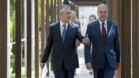 Los expresidentes de Andalucía José Antonio Griñán y Manuel Chaves, dos de los principales procesados en la macrocausa de los ERE. EFE/Archivo