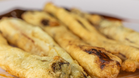 Calçots en tempura, amb salsa romesco i salsa teriyaki