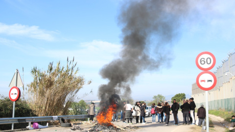 16/03/2024 - Foguera que bloqueja l'accés a la presó de Quatre Camins, a la Roca del Vallès, aquest dissabte.