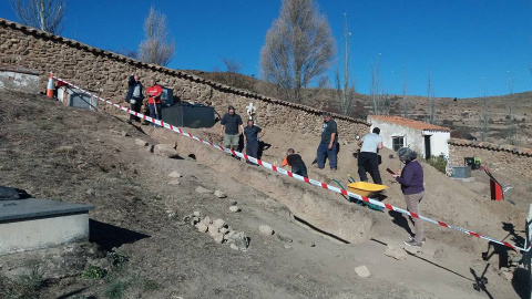 Familiares de las víctimas y voluntarios de Arico, durante los trabajos de exhumación en el cementerio de Pómer. ARICO