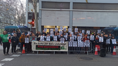 Foto de família de la concentració contra l'ampliació de l'aeroport del Prat davant la seu del PSC de Barcelona