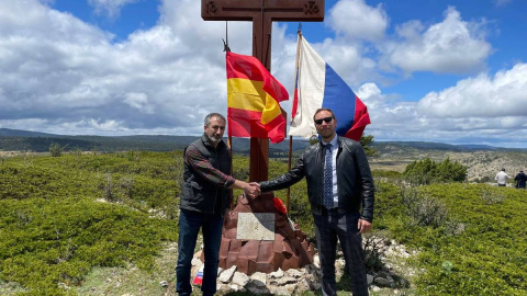 El alcalde de Checa Jesús Alba Mansilla junto al funcionario de la embajada rusa Kirill Budaev.