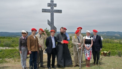 El hoy deán ortodoxo Andrey Kordochkin, junto a un grupo de carlistas, en la cruz erigida en memoria de los zaristas de Franco, en 2012.