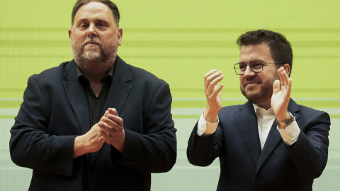 El presidente de la Generalitat, Pere Aragonés (d) y el presidente de ERC, Oriol Junqueras (i) durante el primer mitin de ERC tras el anuncio del adelanto electoral, el 16 de marzo de 2024 en Barcelona.