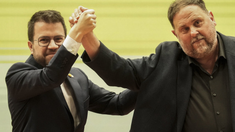 El president de la Generalitat, Pere Aragonés (i) y el presidente de ERC, Oriol Junqueras (d) durante el primer mitin de ERC tras el anuncio del adelanto electoral, el 16 de marzo de 2024 en Barcelona.