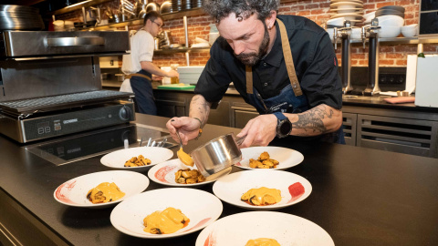 El chef Iván Domínguez, en su restaurante Xeito 19'20", en Madrid.